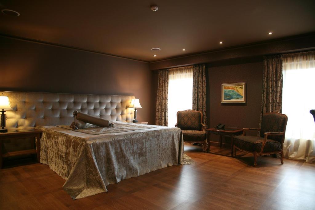 Deluxe Queen Room